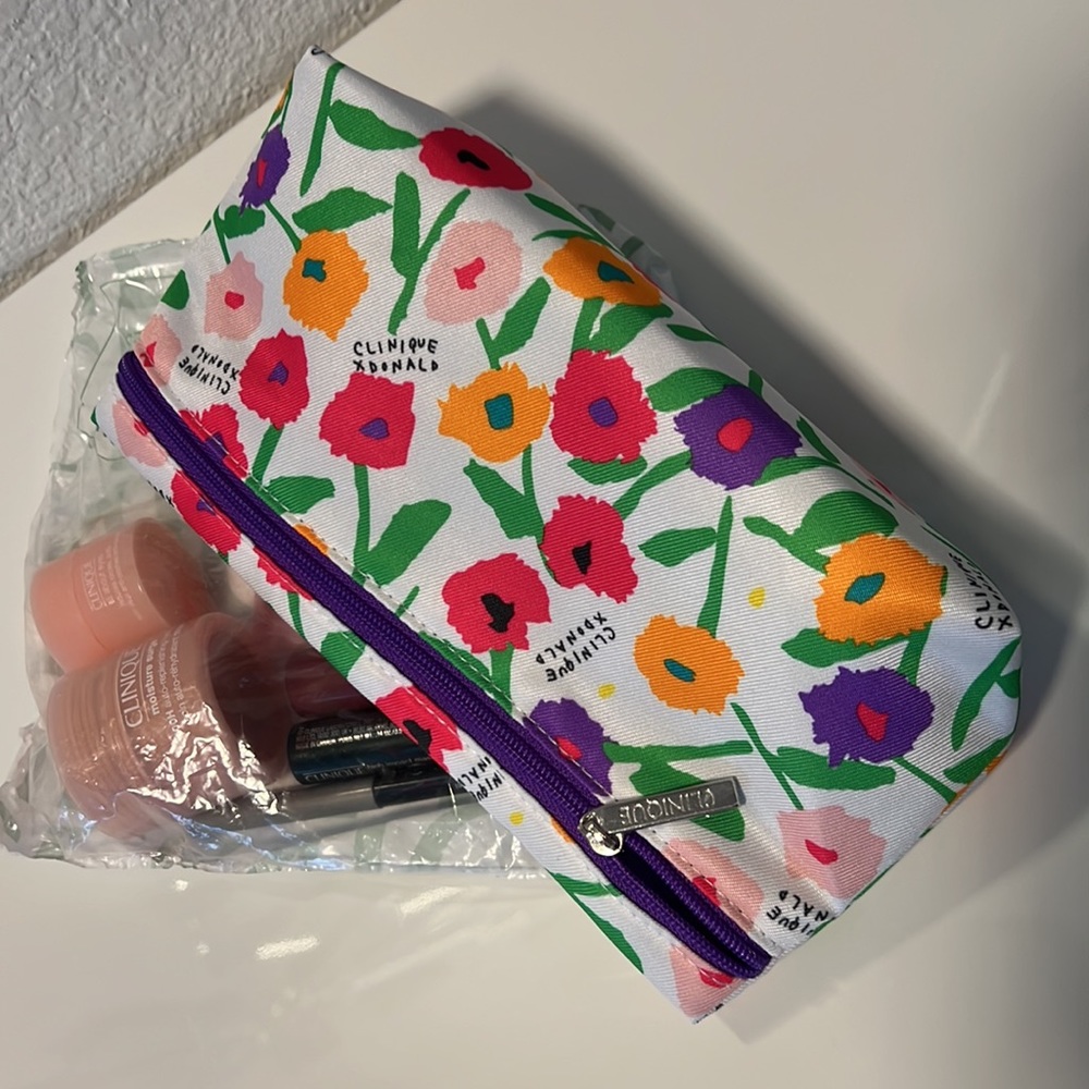 CLINQUE Make up bag with some make up Together - Picture 10 of 12